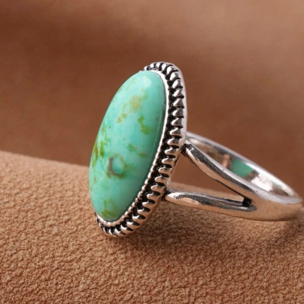 Women’s cute green gemstone ring - Picture 3 of 4